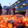 Menschen gedenken in  Emden des ermordeten elfjährigen Mädchens. Ein 17-Jähriger, der unter Tatverdacht verhaftet wurde, ist nun wieder frei. Er könne als Täter ausgeschlossen werden, hieß es. 