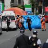 Tödliche Messerattacke an Haltestelle in Kawasaki, Japan: Ein Mann stach scheinbar wahllos auf Kinder und Erwachsene ein, zwei Opfer und der Täter starben.