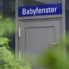 Ein Babyfenster gibt es am Klinikum in Augsburg. Bei uns im Landkreis Dillingen gibt es solch eine Klappe nicht.  	