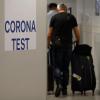 Reiserückkehrer gehen zum Corona-Testzentrum im Flughafen Düsseldorf.