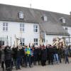 Die Nachricht von einer schnellen Lösung des Probenraumproblems löste bei den Musikanten der Markt- und Jugendkapelle Rennertshofen große Freude aus. Im Hintergrund der Schlosskindergarten, in dessen Dachgeschoss die Kapelle zu Hause ist. 