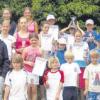Über ihre Pokale und Urkunden freuen sich die Teilnehmer am Fuchstaler Tenniscamp. 