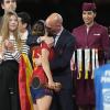 Der spanische Fußball-Verbandspräsident Luis Rubiales drückt Jennifer Hermoso bei der Siegerehrung nach dem WM-Finale an sich. 