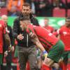FCA-Trainer Markus Weinzierl und Kapitän Jeffrey Gouweleeuw blicken nach der Niederlage gegen den 1. FC Köln unzufrieden drein – obwohl der Klassenerhalt wohl bevorsteht.