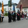 Nach dem Festgottesdienst marschieren die Fahnenabordnungen der Vereine, angeführt von den Musikern des Aindlinger Musikvereins, in Richtung Marktplatz zum Standkonzert und anschließendem gemeinsamen Mittagessen.