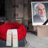 Der Trauerkranz der Witwe Maike Kohl-Richter liegt im Dom zu Speyer neben einem Foto von Altkanzler Helmut Kohl.