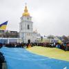 Demonstranten, die in Kiew gegen die Außenpolitik Russlands auf die Straße gehen, zeigen eine riesige ukrainische Nationalflagge.