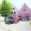 Auf dem Burgauer Kirchplatz soll vor den Gebäuden Nr. 2 und 4, in denen demnächst ein neues Restaurant eröffnet wird, eine Holzskulptur des Künstlers Josef Lang aufgestellt werden. Unsere Fotomontage zeigt eine ähnliche Figur von Lang, zu sehen beim Burgauer Café "Na und". Die Größe der Figur auf der Montage ist nicht maßstäblich, sie soll etwa drei Meter hoch werden. Foto-Montage: Bernhard Weizenegger