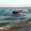 Migranten steuern in einem Schlauchboot auf eine Insel zu. Der Atlantik ist für kleine Boote nur mit Außenbordmotor sehr gefährlich.