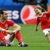 Gareth Bale entspannt nach dem Sieg über Nordirland mit seiner Tochter Alba Violet.