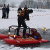 Am zugefrorenen Oberrieder Weiher zeigte die Krumbacher Wasserwacht bei einer Übung, worauf bei der Eisrettung zu achten ist.  
