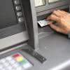 Ein Unbekannter hat an einem Geldautomat in Karlshuld Geld einer anderen Kundin genommen.