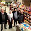 Der Göl Supermarkt ist von der Schwabenstraße an die Haunstetter Straße 103 gezogen. Am Eröffnungstag präsentieren sich die Eigentümer in den neuen Räumen: (von links) die Eltern Hüseyin und Elif Gözlügöl mit den Söhnen Resit und Salman. Mehmet Gözlügöl, der neue Geschäftsführer, fehlt auf dem Foto. 