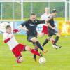 Hüseyin Bilik (schwarz) und der FC Stätzling II setzten sich in Ottmaring durch. 