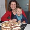 Kerstin Huber mit ihrem einjährigen Sohn Paul vor ihrer Torte „Helenes Birnentraum“, deren Rezept im Heft „Zuckerguss“ zu finden ist. 	 	