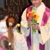Kinder aus Neusäß überreichten beim Abschiedsgottesdienst für Pfarrer Engelbert Birkle Blumen. 
