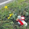 Kerzen am Straßenrand erinnern an den vor gut einer Woche tödlich verunglückten Motorradfahrer. Der 37-Jährige hatte auf einer absichtlich gelegten Ölspur die Kontrolle über seine Maschine verloren. 