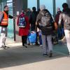 Flüchtlinge aus Syrien kommen in Rostock an.