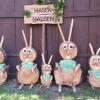 Statt wie sonst im Garten des Kindergartens in Griesbeckerzell baute Sieglinde Kast ihr „Hasenhausen“ diesmal in ihrem eigenen Garten auf.