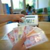 Für Kinderkrippe, Hort und Kindergarten in Karlshuld müssen Eltern ab Januar 2023 mehr zahlen. 