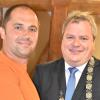 Da war die Welt noch in Ordnung: Im September 2017 hieß Bürgermeister Martin Scharr (rechts) Josef Mayer als neuen Gemeinderat willkommen. 