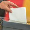 Ein Wähler wirft seinen Stimmzettel in die Wahlurne: Hier finden Sie die Ergebnisse der Bundestagswahl 2021 für den Wahlkreis Erlangen.