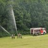 Wasser marsch! Kameraden von fünf Feuerwehren übten bei Haselbach, wie Einsätze bei einem Waldbrand ablaufen sollen. 