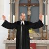 Nach seiner Predigt erteilt der neue Pfarrer Andy Gatz zum ersten Mal den Segen für die Gemeinde in Schwabmünchen.