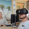 Die Technik macht's möglich: Mit einer Virtual-Reality-Brille können sich Urlauber im Reisebüro einen Rundum-Überblick über ein Hotel verschaffen.