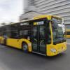 Ein Bus fährt am Zoologischen Garten in Berlin vorbei.