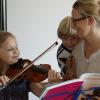 Lucia Schaal ist heute völlig gesund. Sie liebt Pferde und ihre Geige, auf der sie Bruder Julian und Mama Christina immer neue Lieder vorspielt. 
