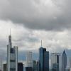 Dunkle Wolken über den Hochhäusern der Banken in Frankfurt am Main. Die geplante Bankenabgabe spaltet die EU. 