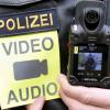 Bei der Wiesn 2017 sollen Polizisten mit Bodycams ausgestattet werden.