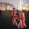 Brexit-Anhänger laufen mit der britischen Nationalflagge über den Parliament Square in London.