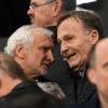 DFB-Sportdirektor Rudi Völler (links) und Hans-Joachim Watzke, Sprecher des DFL-Präsidiums, unterhalten sich vor dem Spiel auf der Tribüne.