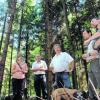 Expertenrunde im Jungwald: Links Hubert Meßmer, in der Mitte Franz Seitz, Peter Erhard und die Förster Bernhard Breitsameter und Martin Hollfelder. Foto: Martin Golling