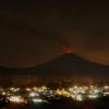 Der Vulkan Popocatépetl glimmt in der Nacht. 