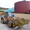 Anton Kraus vor der Biogasanlage in Horgau, die er mit acht anderen Bauern betreibt. Seit 2006 läuft die Anlage und beliefert jährlich etwa 1000 Haushalte mit Strom. 