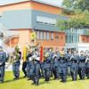 Zur Feier des Tages bläst das Luftwaffenmusikkorps 1 aus Neubiberg bei der Einweihung der neuen Fachschule der Bundeswehr für Informationstechnik (Gebäude im Hintergrund) in der Ulrichkaserne den Marsch. 