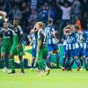 Herthas Spieler jubeln, während die Spieler von Schalke fragend auf dem Platz stehen.