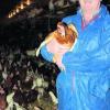 Willi Oppenheimer mit "seinen Mädels": Rund 2000 Hennen legen täglich für ihn Eier. Ende des Monats kommen junge Hühner dazu, damit an Ostern kein Nest leer bleiben muss. Fotos: Claudia Stegmann