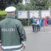 Gemeinsam mit einem Beamten der Polizei Zusmarshausen und ihren Erzieherinnen probten die Vorschulkinder ihren künftigen Schulweg.