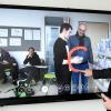 Auf einem Video eben mal schnell was markieren: Die Touch-LED-Bildschirme in den Neusässer Klassenzimmern machen es möglich, wie Johannes Münch zeigt.