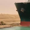 Ein Frachter ist im Suezkanal auf Grund gelaufen und blockiert die wichtige Schifffahrtsstraße. Ein Bagger versucht, das Containerschiff zu befreien.
