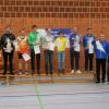 Das Bild zeigt die Siegerehrung des Hauptlaufes mit (von links) den Seriensiegern Christoph Abel (6. Platz), Matthias Ritzka (4. Platz), Tobias Ullrich (3. Platz), Manuel Leinfelder (2.Platz), Svenja Bauer (3. Platz), Theresa Griesbach (1. Platz), Tobias Gröbl (1. Platz), Joachim Lang (5. Platz), 2. Vorstand Martin Gnad und Hauptorganisator Günter Dietrich.