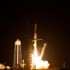 Eine SpaceX-Rakete mit Crew hebt in Cape Canaveral ab.