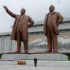 Der Nördlinger Unternehmer Jürgen Rarmisch vor den übergroßen Bronzestatuen der früheren nordkoreanischen Machthaber Kim Il-Sung und Kim Jong-Il.