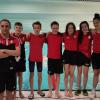 Das Schwimmteam Neusäß bei den bayerischen Meisterschaften. Von links Trainer Mirko Golczyk, Nico Brunner, Maximilian Wienand, Felix Odau, Tamara Eicher, Franziska Schiegg und Elena Moreira dos Santos. 	