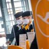 Lufthansa-Kunden sollen künftig vor Abflug die Möglichkeit erhalten, einen Corona-Test zu machen.