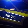 Ein Polizeiauto ist bei einem nächtlichen Einsatz in Augsburg mit einem Radfahrer kollidiert.